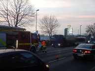 Verkehrsunfall zwischen LKW und Bus - drei Verletze