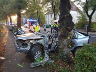 Verkehrsunfall PKW gegen Baum
