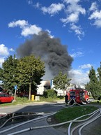 Brand zerstört Großbäckerei in Leverkusen Quettingen
